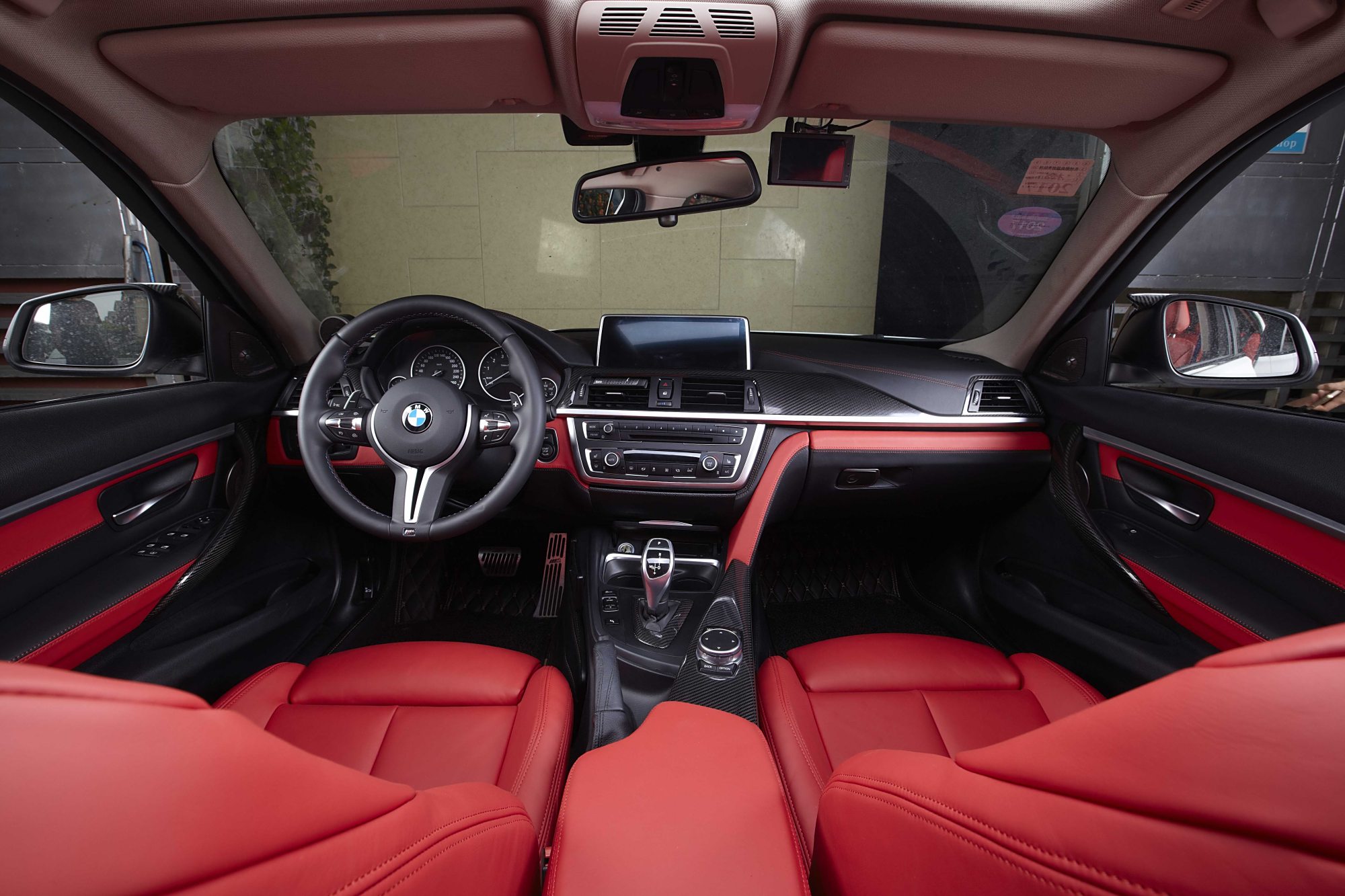 宝马1系内饰升级火山红 看看是不是你的菜