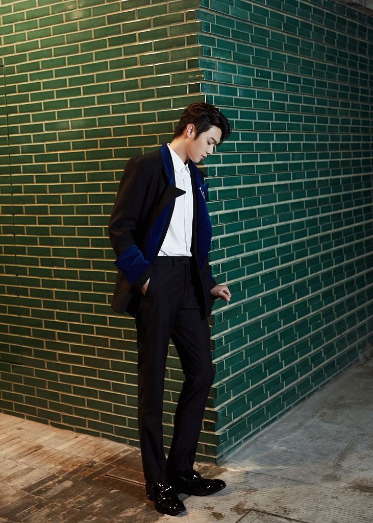 许凯别致剪裁西装绅士优雅 眉眼深情动人似含银河