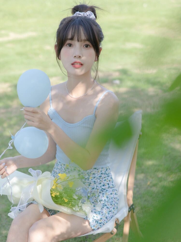 夏日小清新吊带背心搭配浅蓝色裙子,阳光少女般温柔漂亮