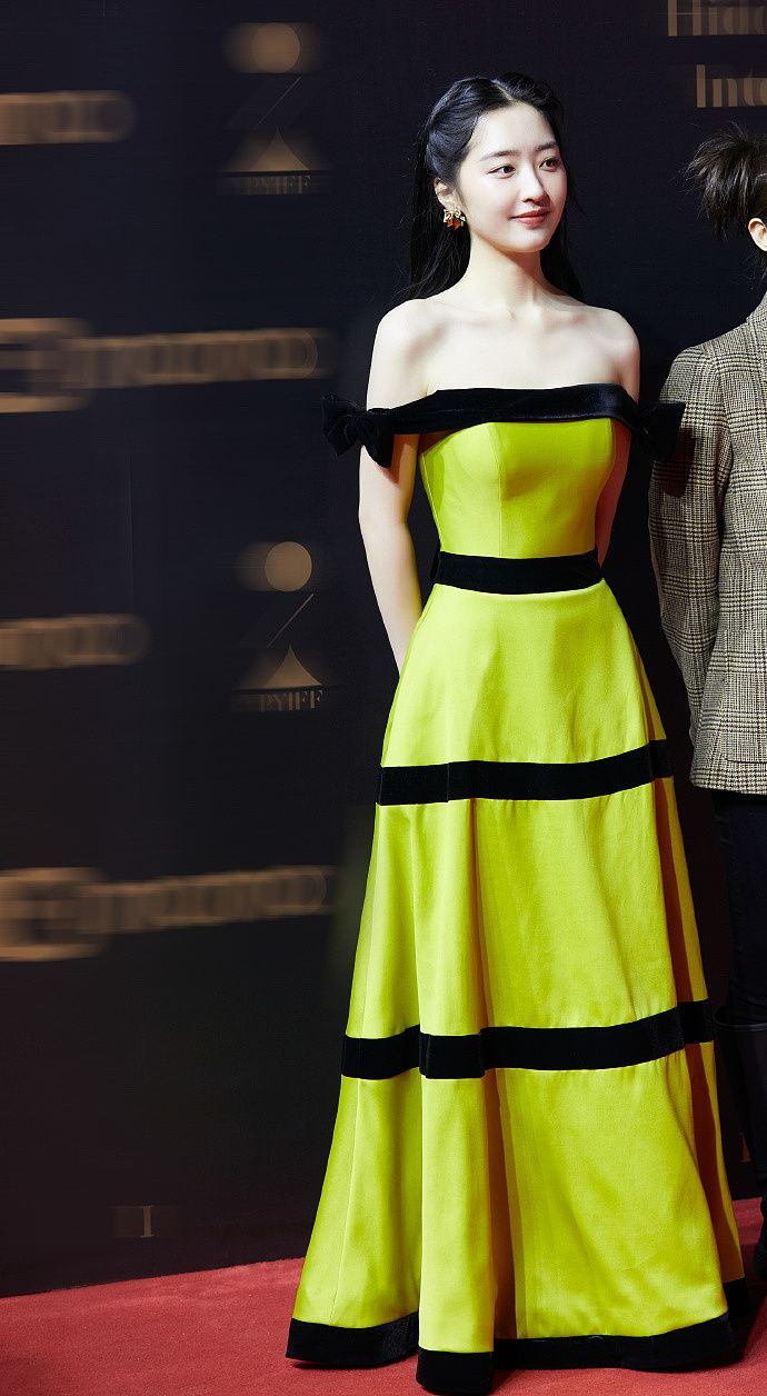 组图:邓恩熙亮相平遥影展开幕红毯 黄裙雪景相得益彰