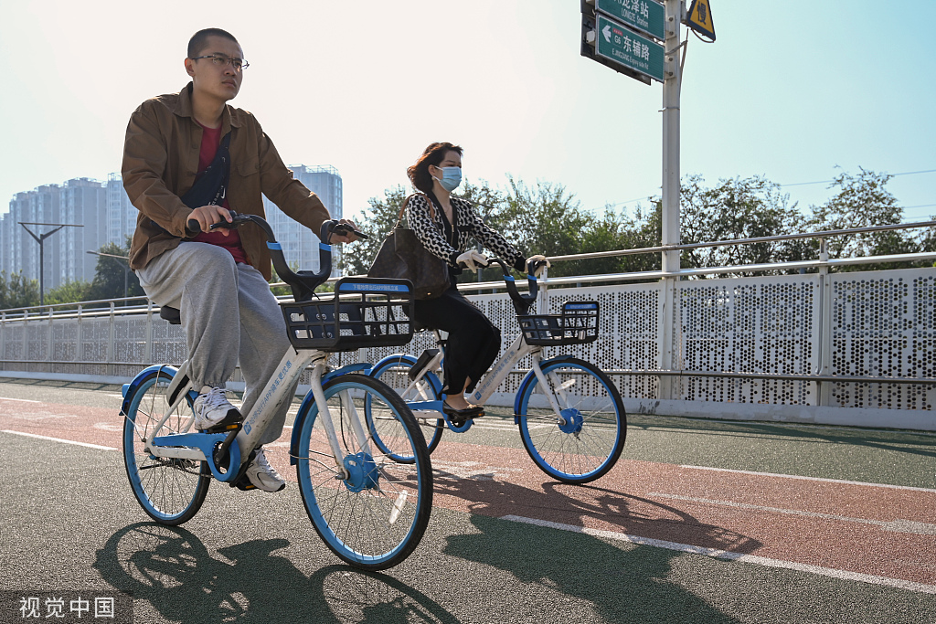 北京:市民骑自行车绿色出行