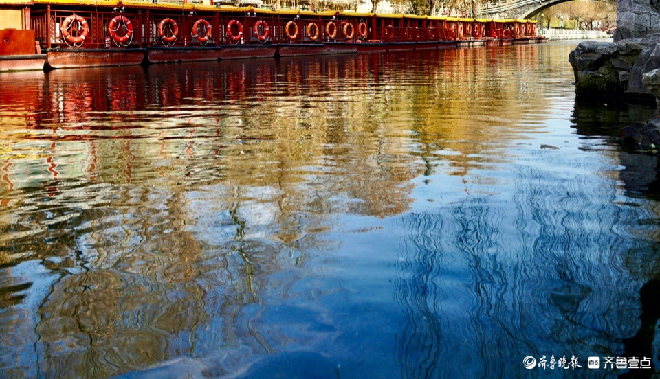 护城河码头的游船,静候游人的到来