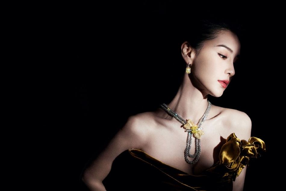 组图:angelababy一袭鎏金抹胸长裙 高盘发秀锁骨宛如美神降临