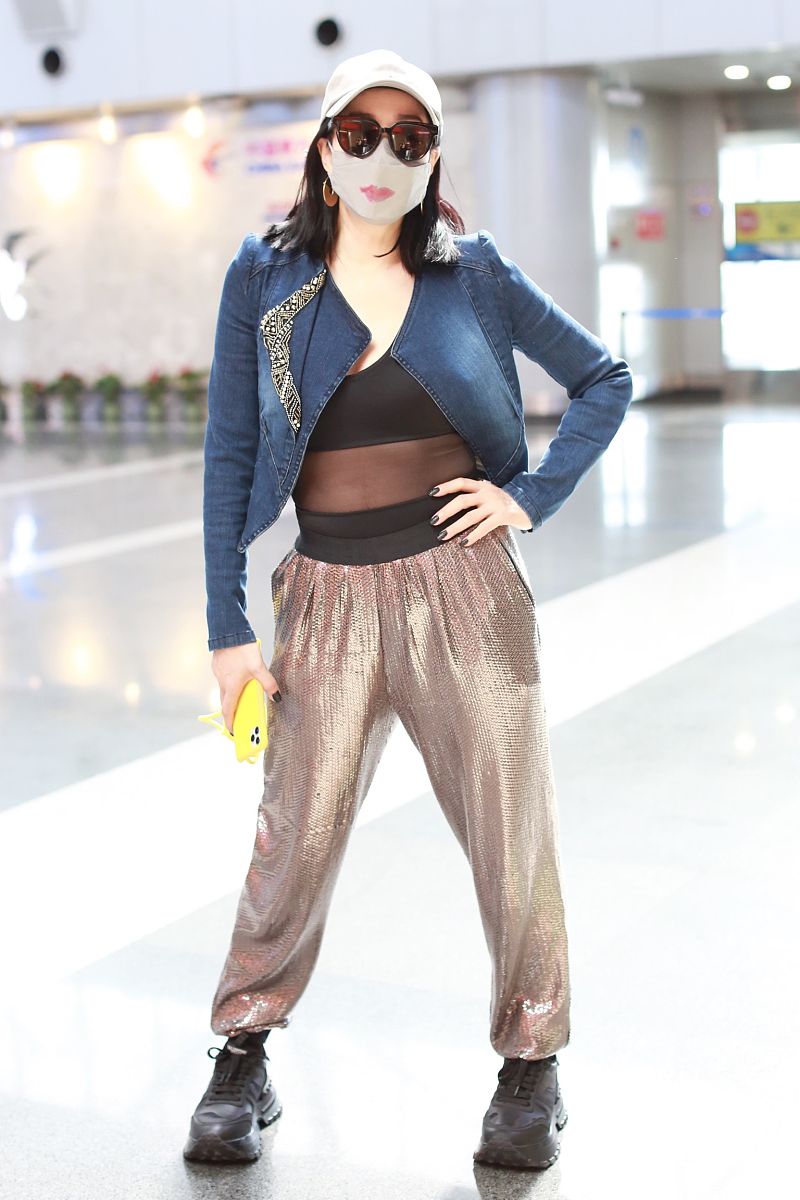 钟丽缇街拍:牛仔夹克内搭透视装金属长裤 戴唇印口罩戏精上身