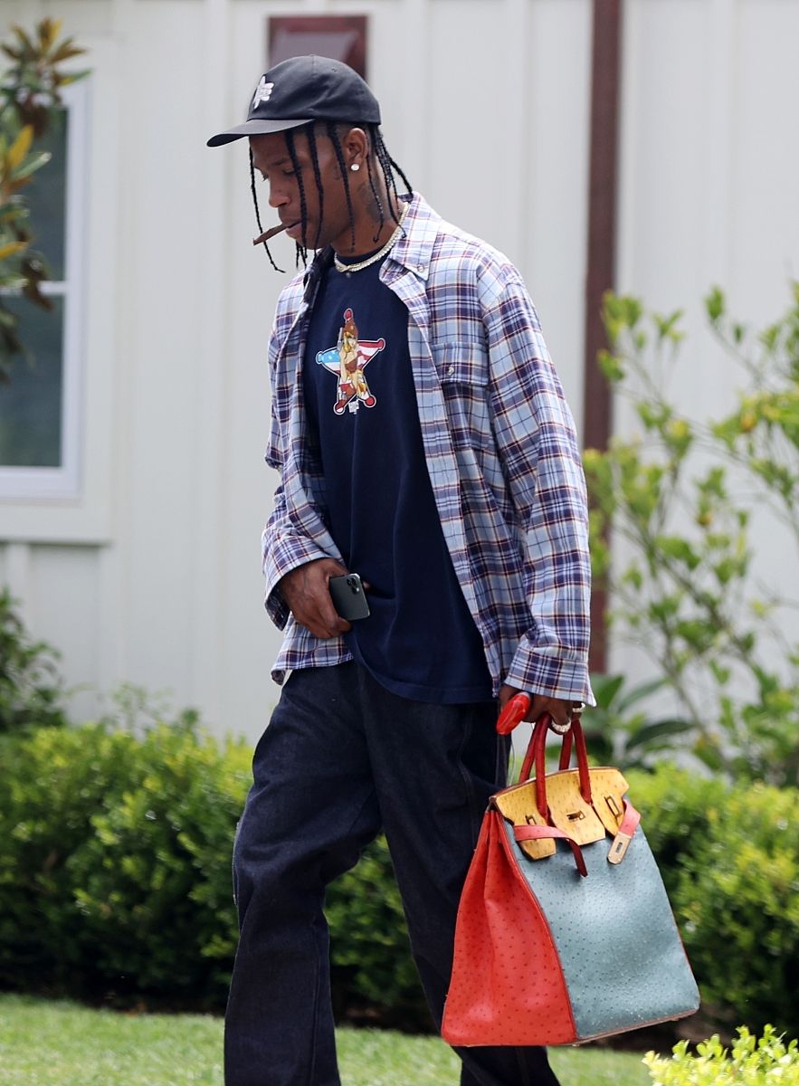 特拉维斯·斯科特街拍:格纹衬衣漫画t恤牛仔裤潮味满满