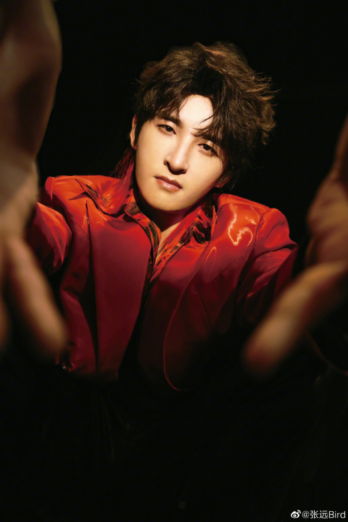 组图:张远红色皮衣造型九宫格写真 狼尾头烟熏妆cos撕漫男