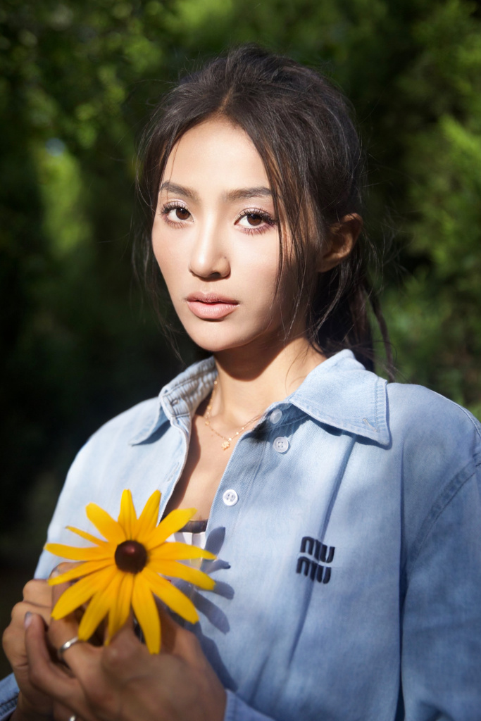 万籽麟清新小雏菊写真 光影衬托优越下颌线条