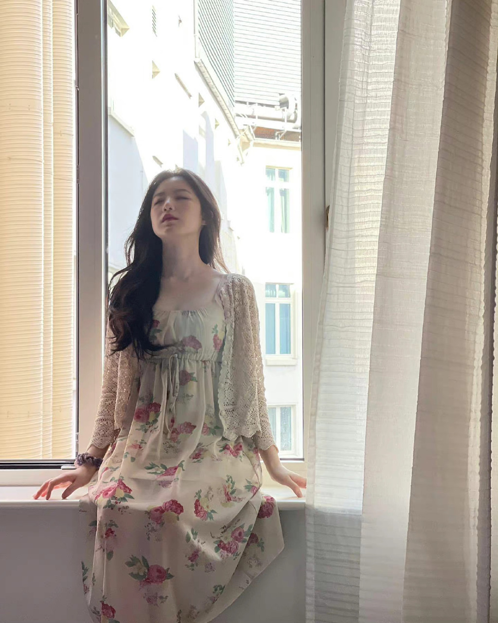 叶舒华私服美照更新一则,卷发搭配碎花裙,散发甜美的夏日气息