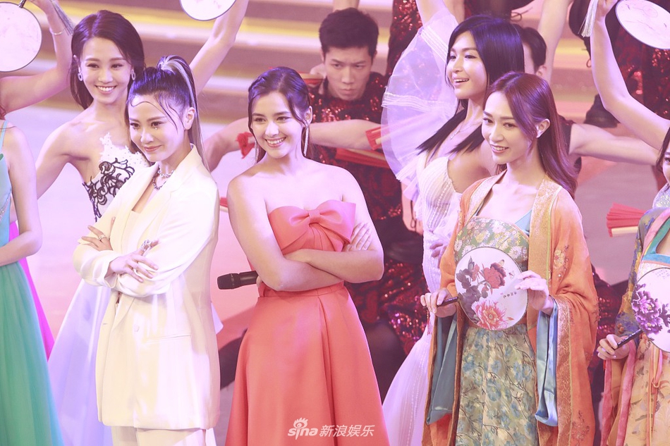 组图:众女星同台起舞婀娜多姿 秀彩带舞弹琴吹箫才艺大比拼