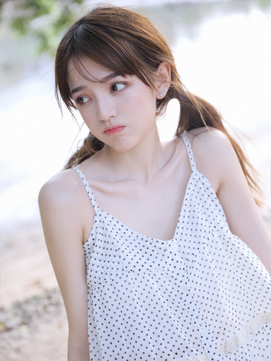 户外休闲的美女穿一件斑点吊带裙,是个不错的选择,清纯大方漂亮