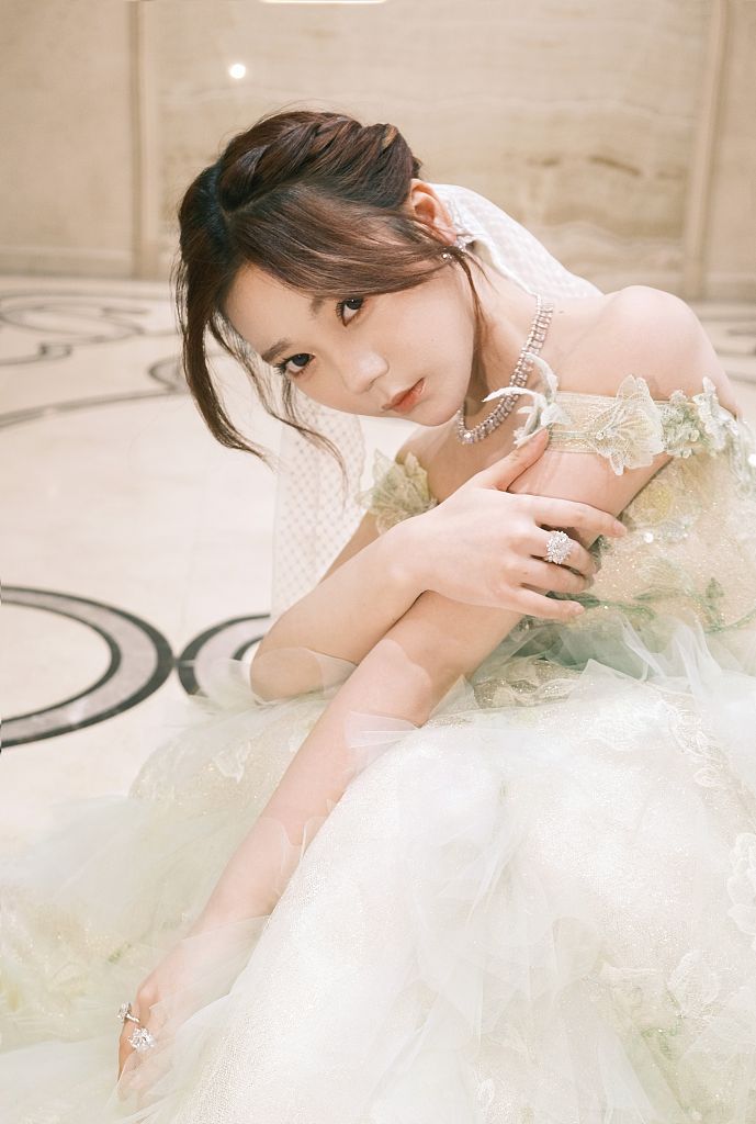 张紫宁《了不起的歌》舞台唯美写真释出 着浅绿落肩纱裙美如仙