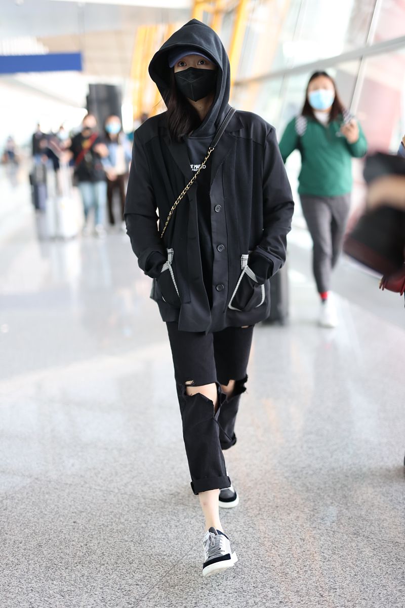 关晓彤街拍:拼接西装搭配破洞裤 chanel珍珠折叠包酷飒有型