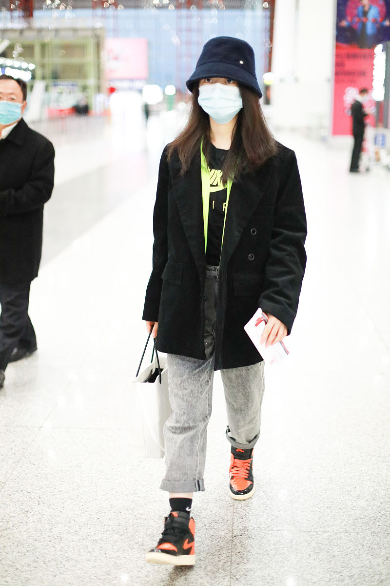 赵今麦街拍:灯芯绒西装nike荧光色t恤aj1猪油扣碎球鞋潮味满满