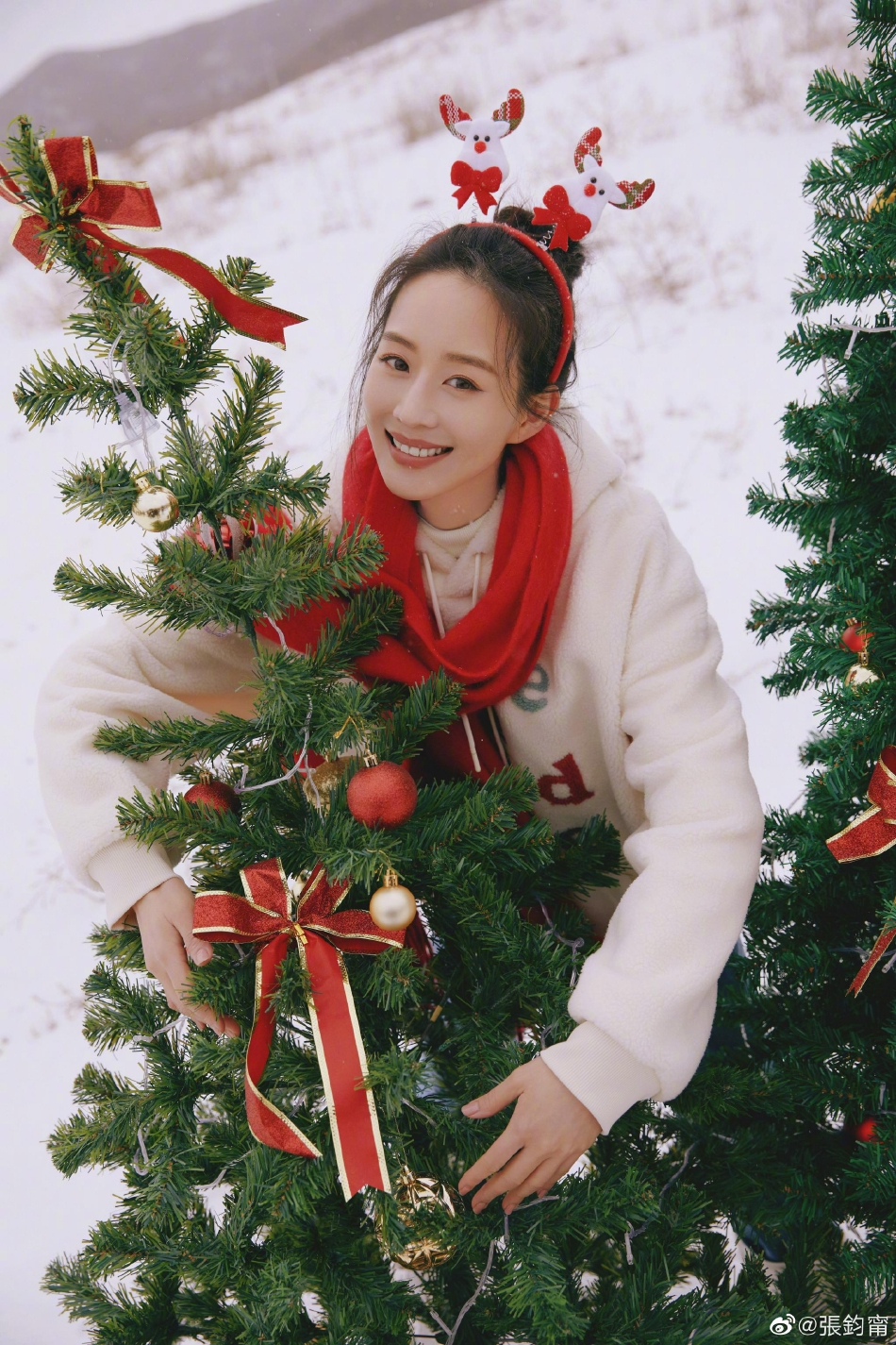 组图:张钧甯圣诞写真温暖治愈 扎高马尾笑容甜美