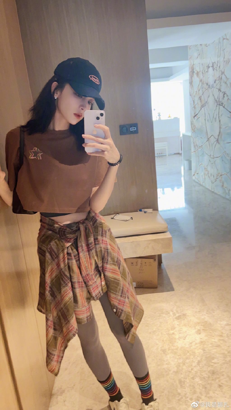 组图:娜扎穿瑜伽服对镜自拍 双腿纤细小蛮腰惹人羡