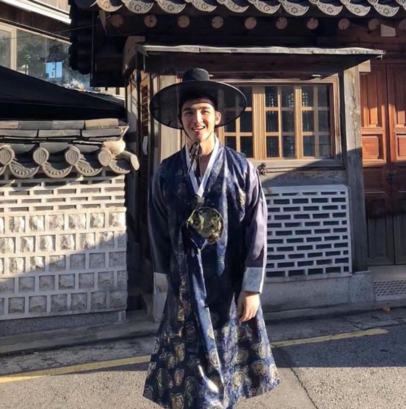 组图:穿韩服的英俊小奶狗,有颜值的男生,走在仿古街道上,酷!