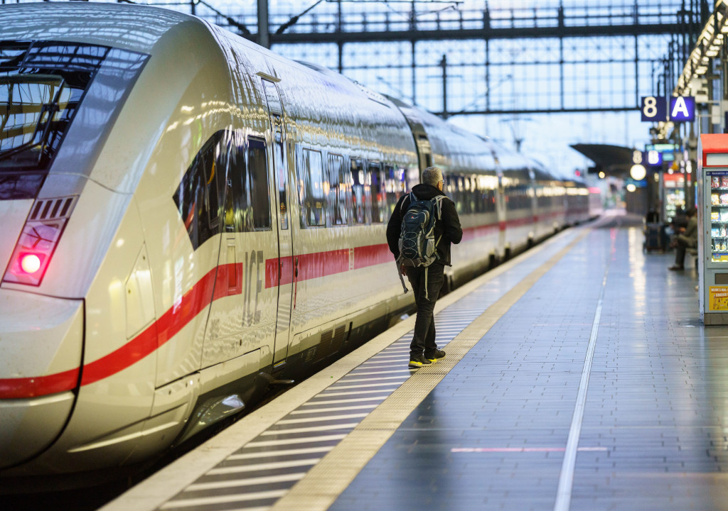 德国铁路工人开始全国罢工 要求涨薪并发放疫情奖金