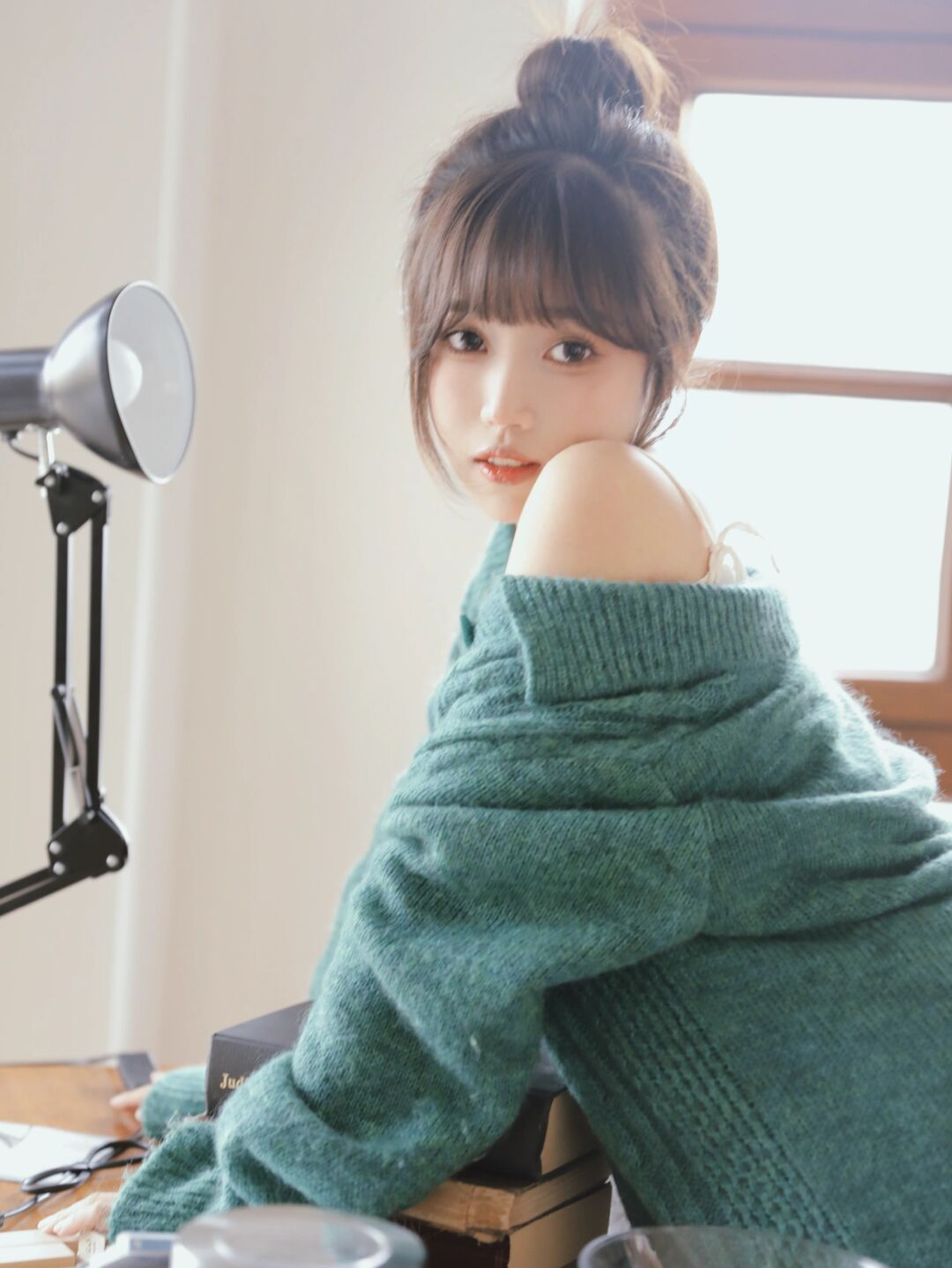 穿绿色毛衣的漂亮美女,有点惊艳,给人一种灵动的美感