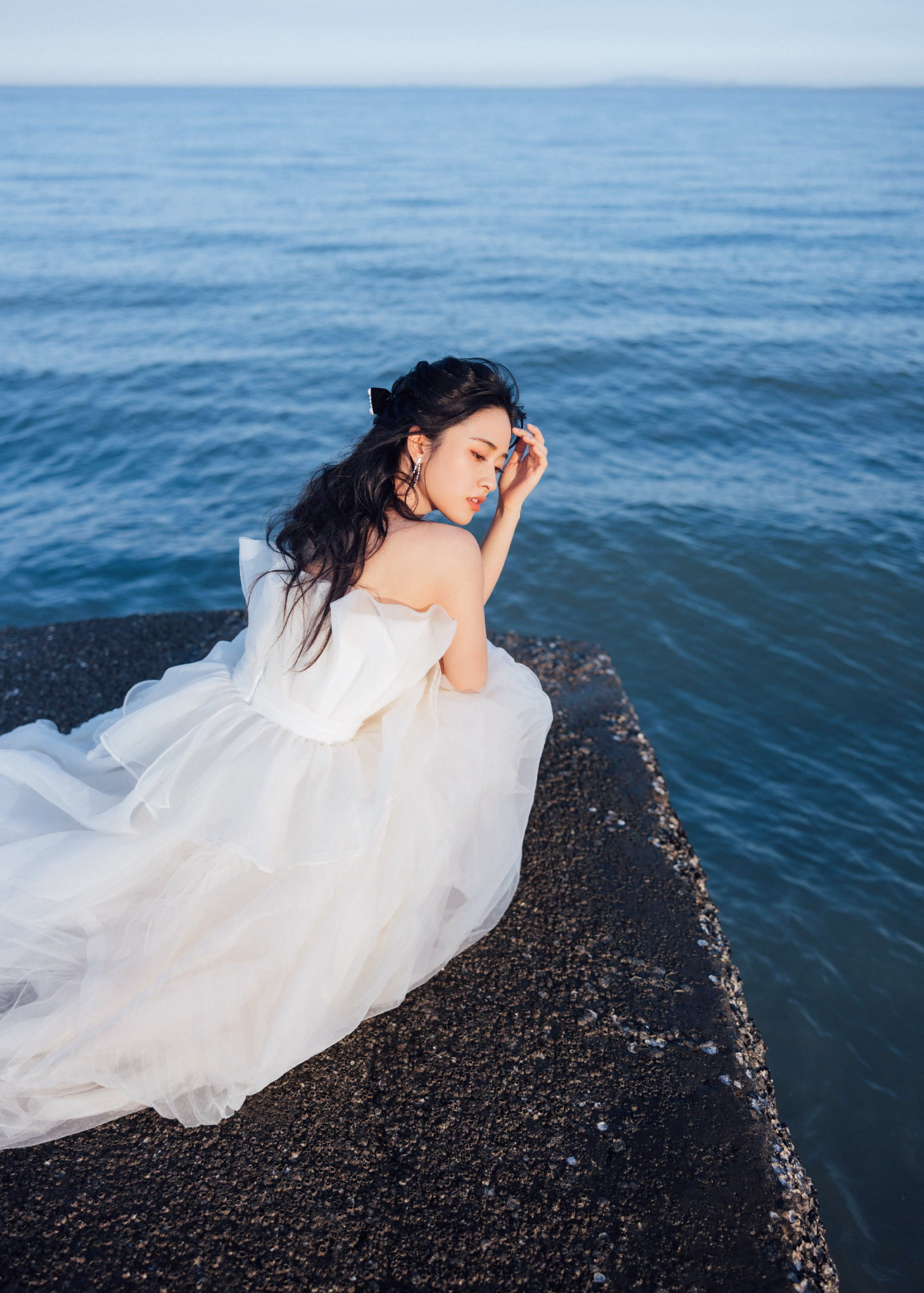 沈月金鸡奖闭幕式造型写真释出 白色抹胸纱裙浪漫唯美