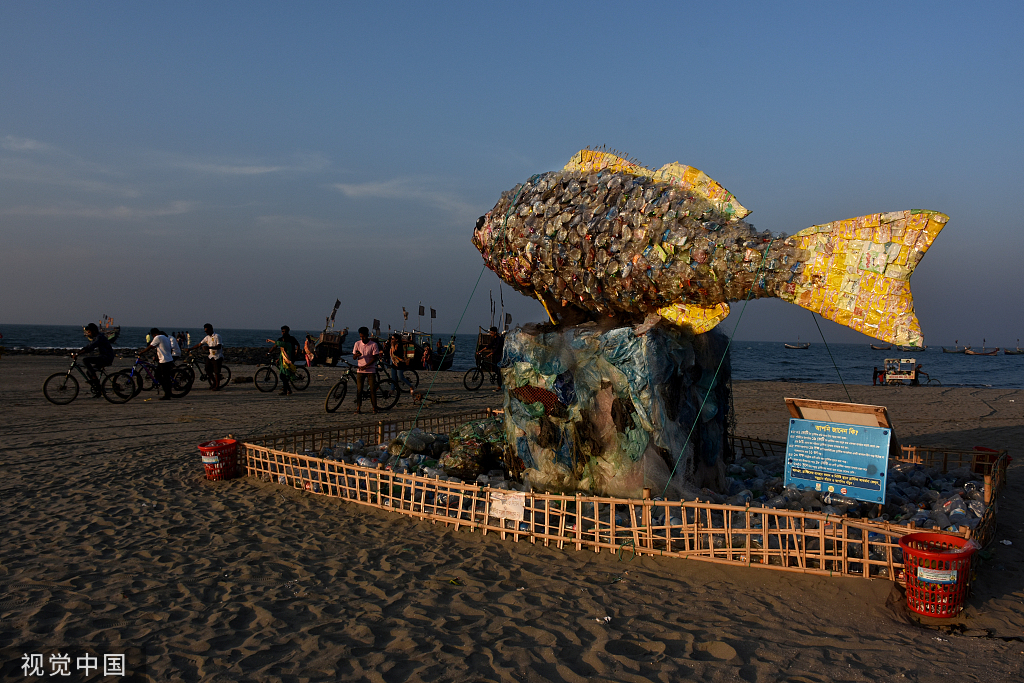 孟加拉国居民用塑料垃圾做成鱼雕像 呼吁保护海洋