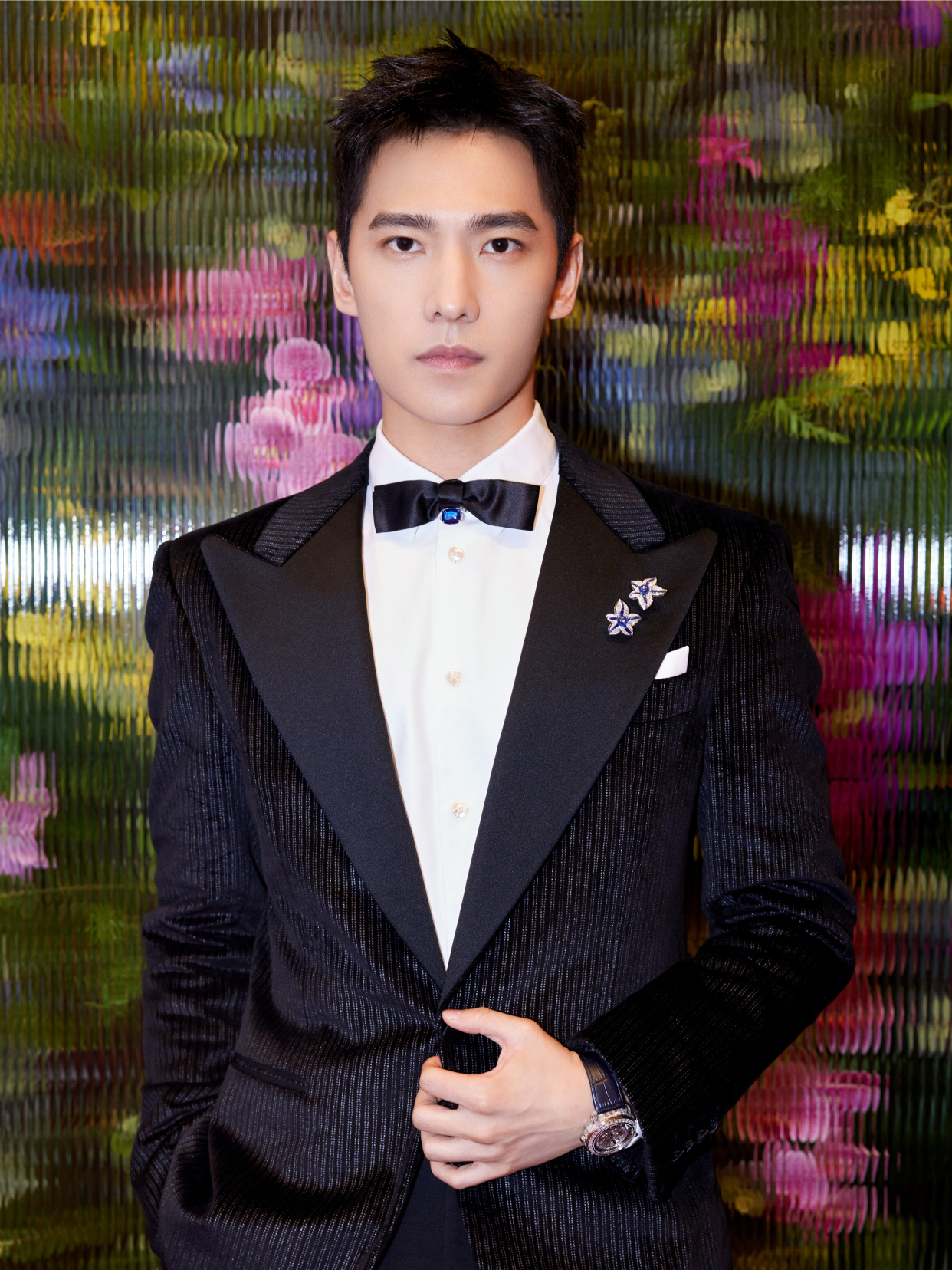 杨洋身穿黑色西装绅士帅气