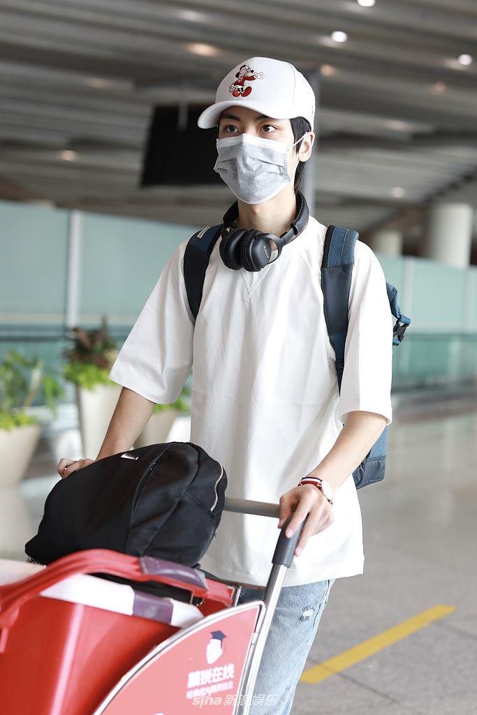 组图:"怀吉"边程穿白t配破洞牛仔裤 清爽大男孩比心签名超宠粉