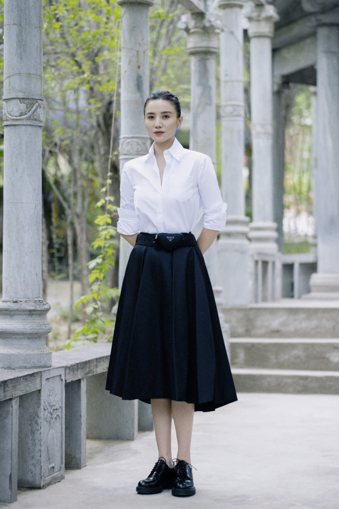 宋佳发布夏末初秋写真 白衬衫配黑色伞裙造型简约