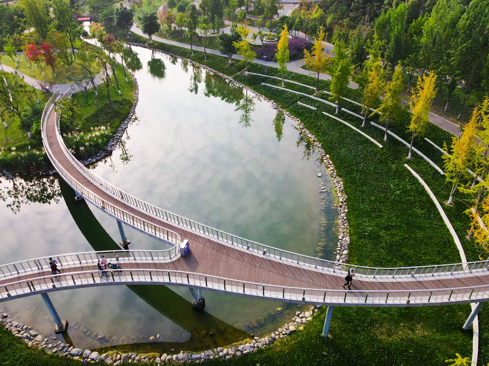 四川成都最大湖滨广场升级亮相 1200米空中飞廊走红