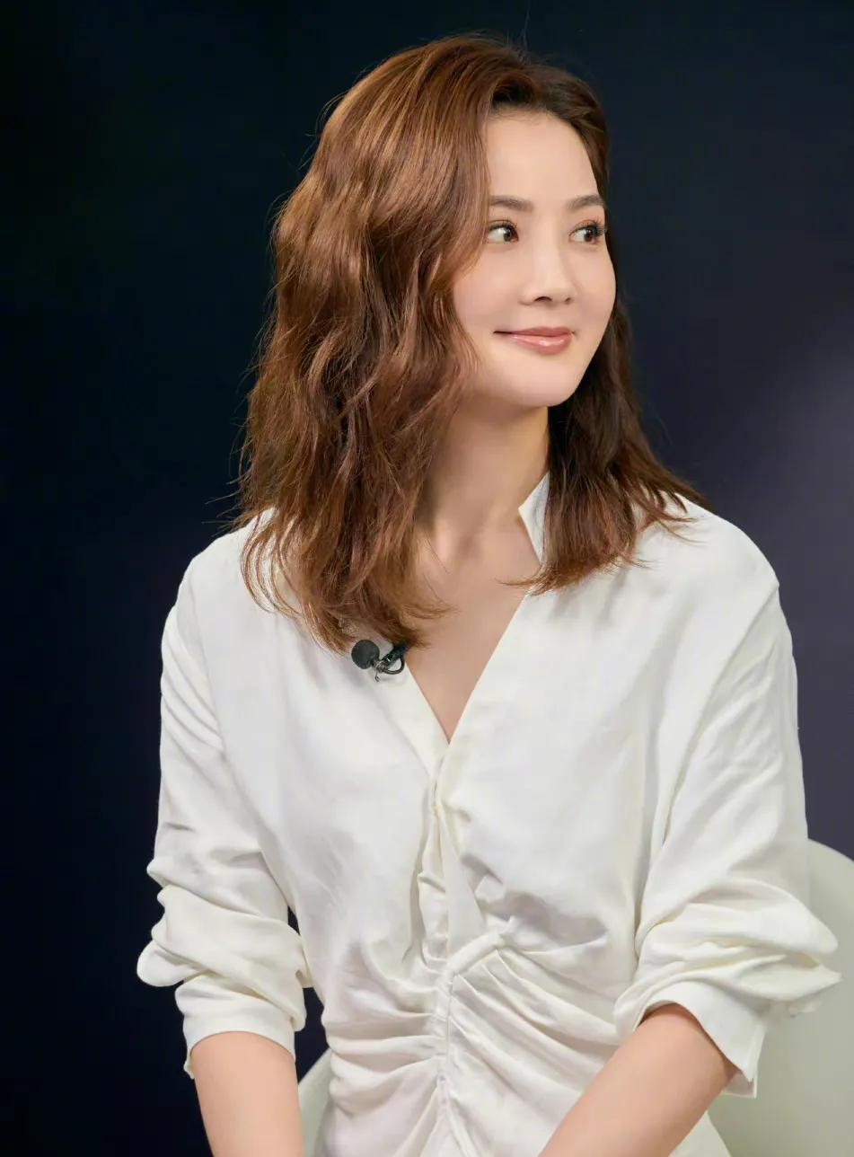 "冻龄女神"蔡卓妍,笑容甜美灵动可爱,一点不像即将40岁的姐姐