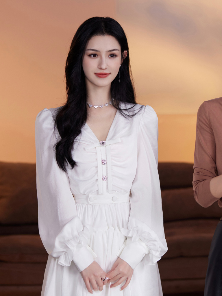 哈妮克孜白色长裙清新感写真 长发飘飘气质清冷可人