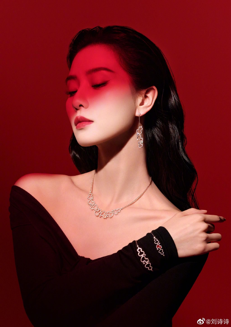 组图:刘诗诗穿黑色v领裙大秀锁骨 皮肤白皙妆容精致优雅迷人