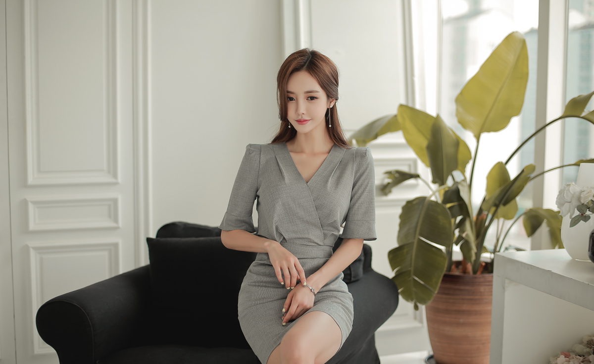 魅力孙允珠:绢蓝堆叠抹胸古典斜衩裙&古雅爵士银灰蓬松职业装