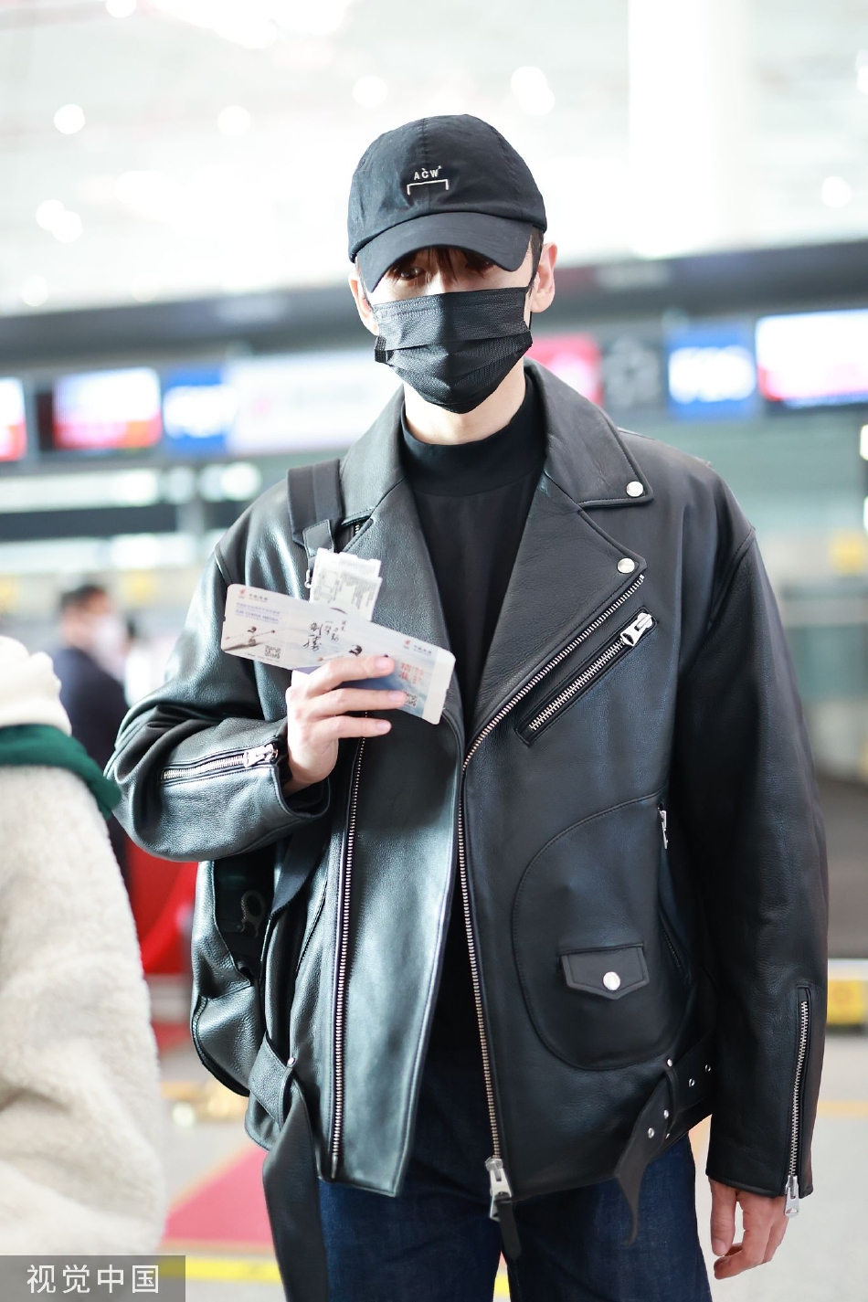 组图:张云龙穿黑色皮衣戴棒球帽现身机场 穿搭低调帅气魅力十足