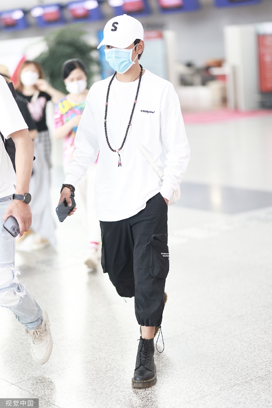 组图:丁真穿白色卫衣现身机场 搭配民族风项链清爽个性