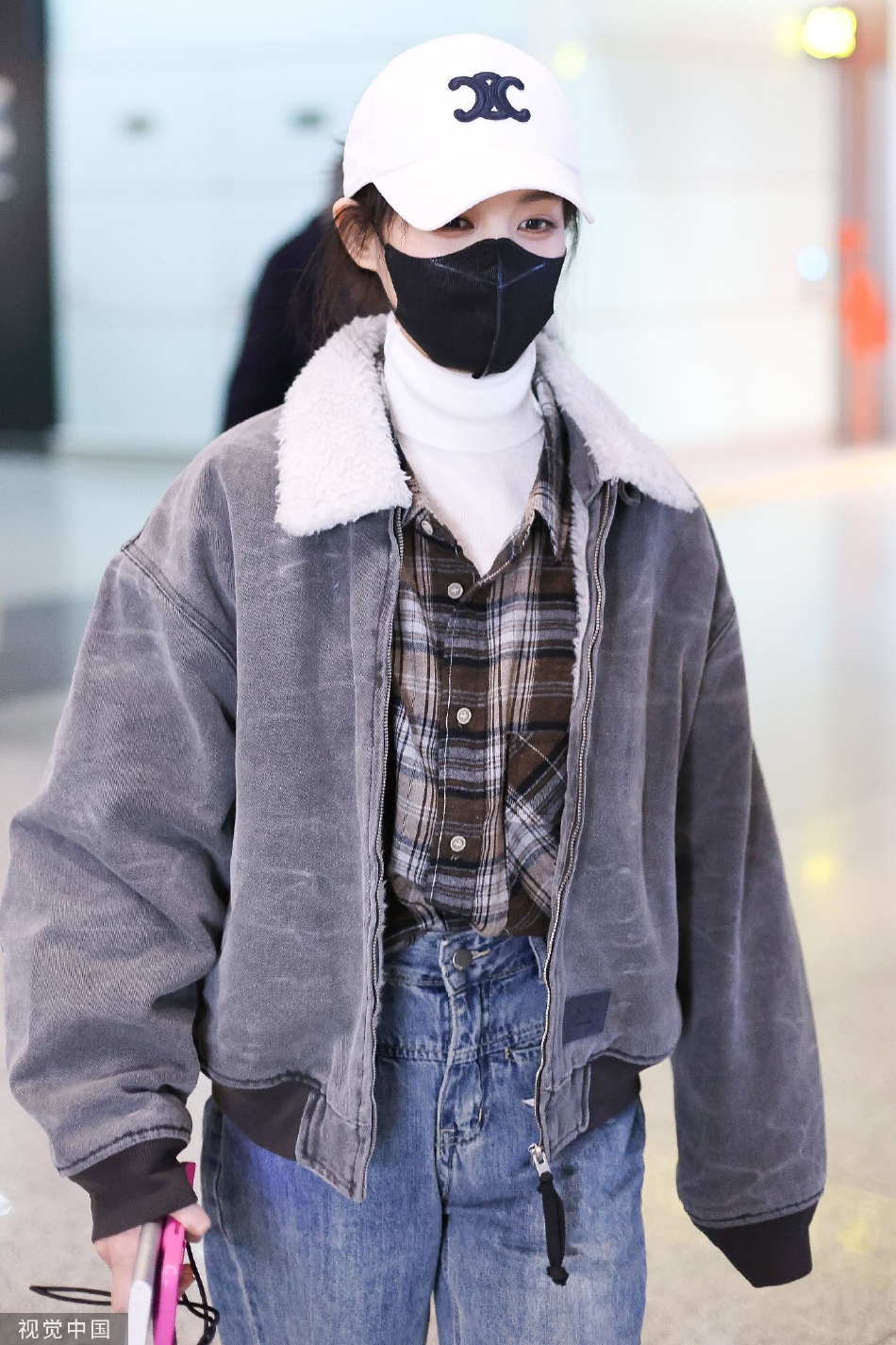 组图:李一桐穿搭低调机场出行 棒球帽配格子衬衣时尚又休闲