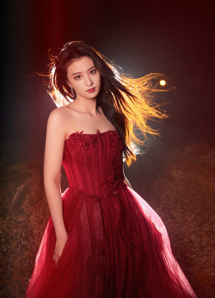 王楚然金鸡奖红裙烛光写真 露香肩风姿绰约港风十足
