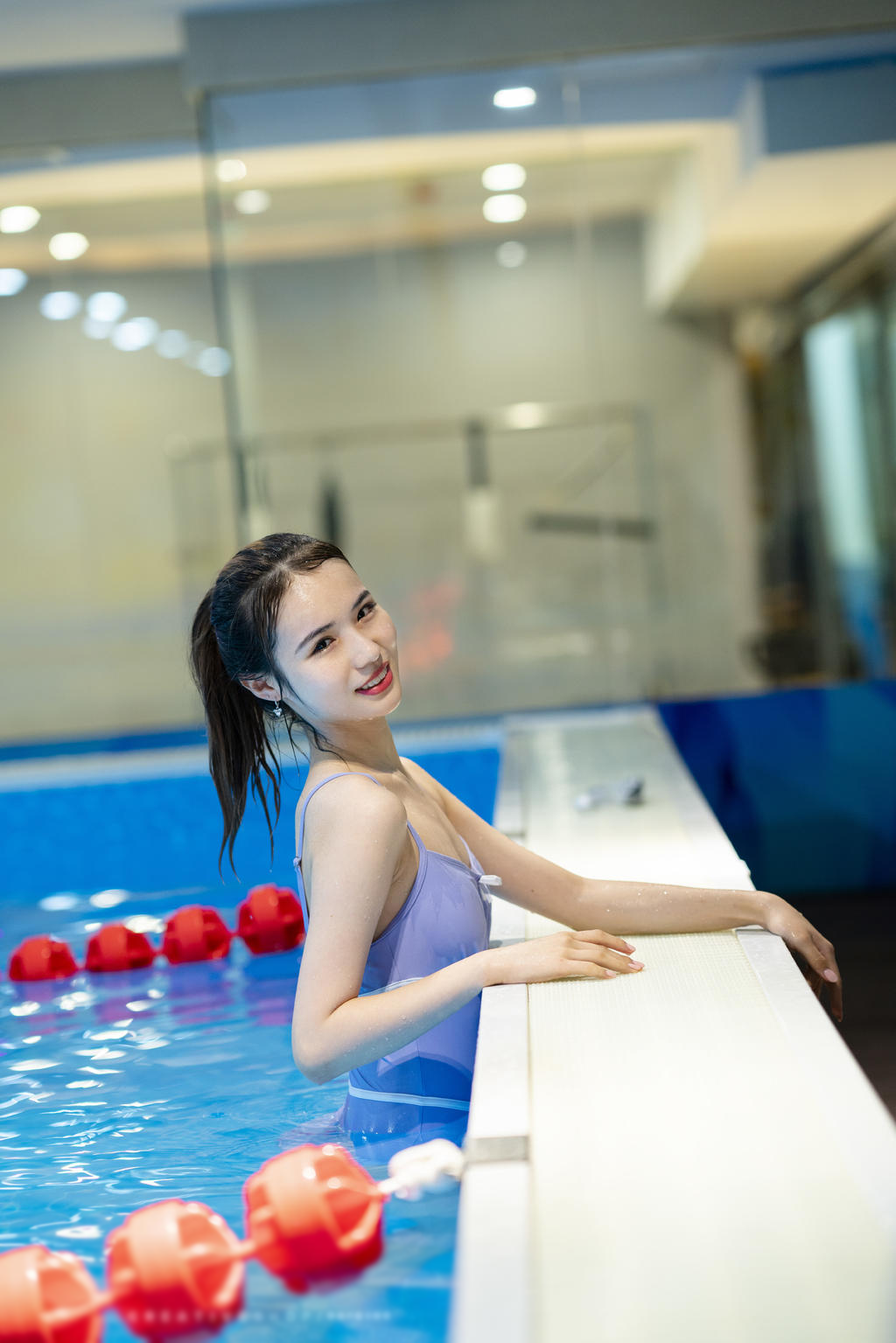 佳人摄影:在游泳馆里