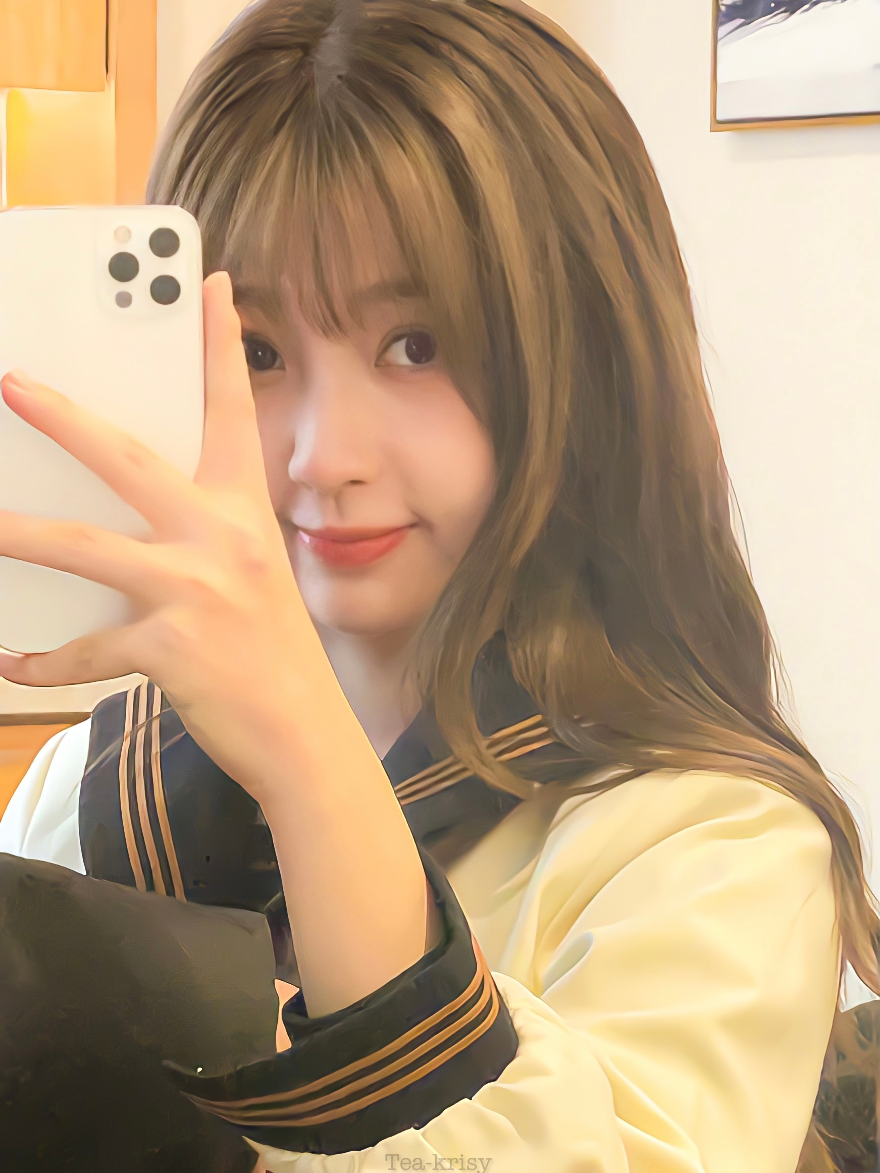 组图:虞书欣自拍姿势多变,性感与可爱并存,不愧是天生爱豆!