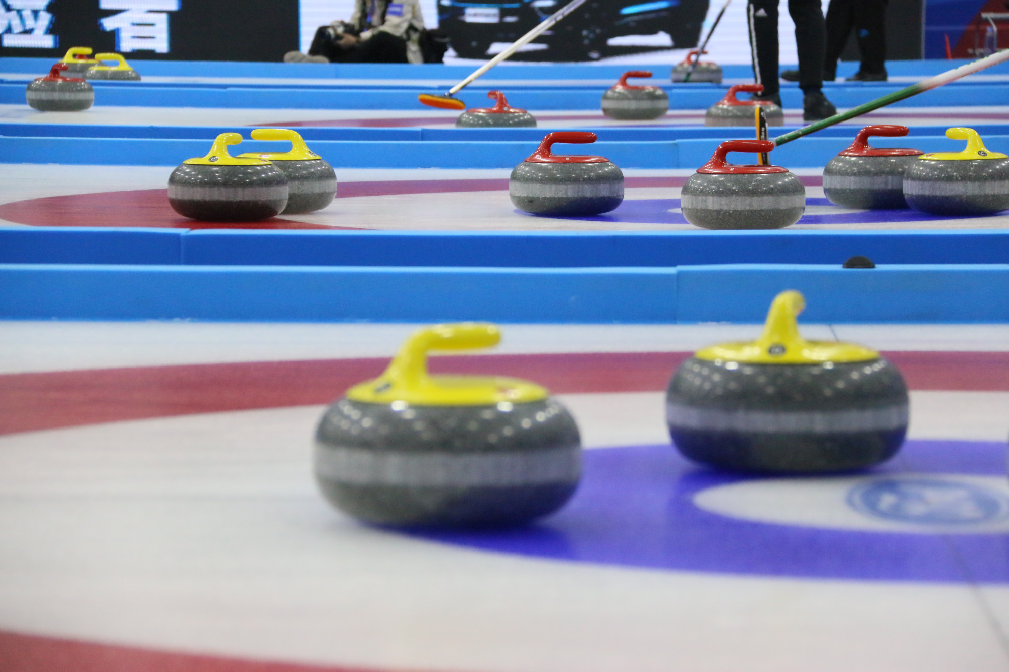 中国冰壶精英赛开启 赛场出现"王一博"