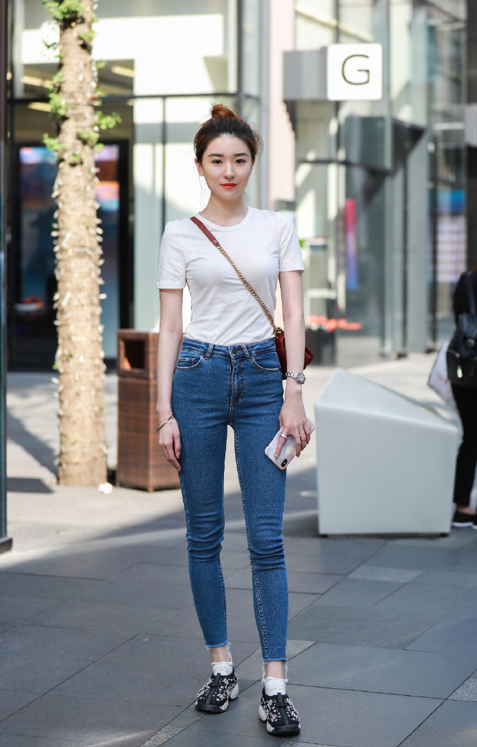 "烂大街"的牛仔裤,配"酒杯腿"修长有型,这气质到位了