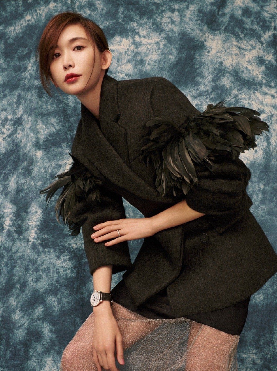 组图:林志玲最新封面大片释出 穿黑色紧身衣展现好身材
