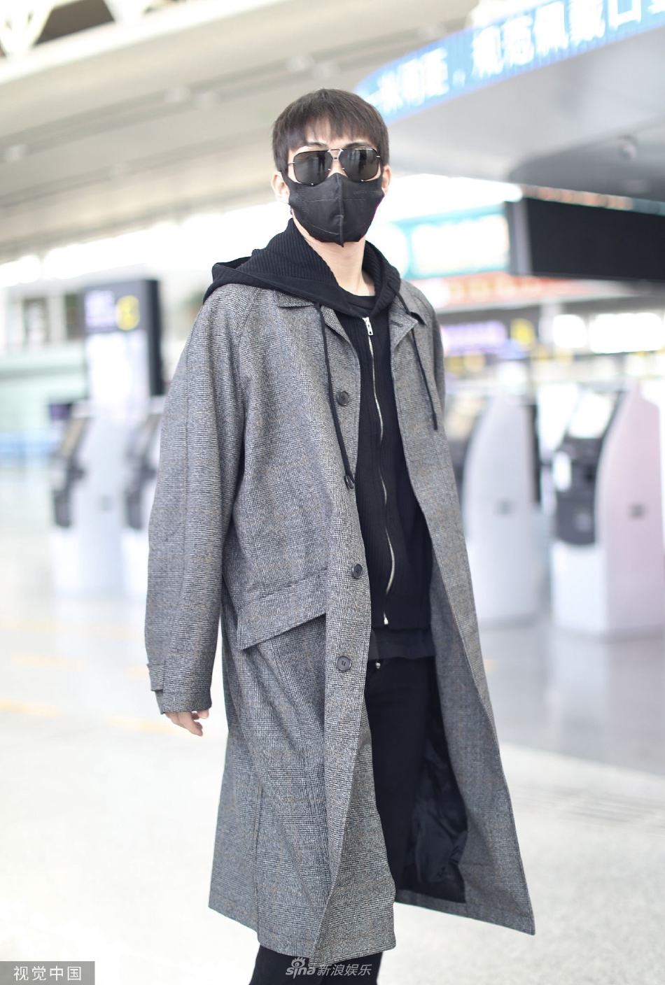 组图:张彬彬风衣叠穿帽衫造型现身 获粉丝送礼物互动有爱