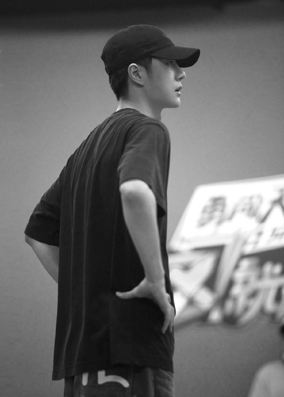 组图:王一博黑白风练舞花絮照 眼神专注手臂线条流畅