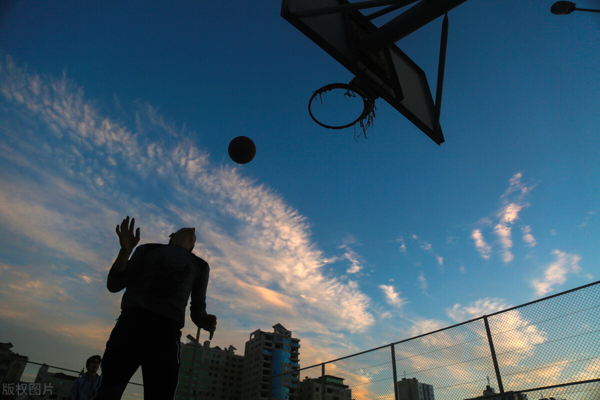 加沙地区青年人夕阳下打篮球