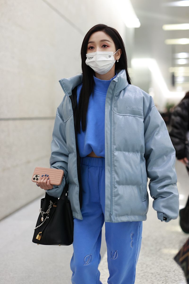 吴宣仪街拍:do not tag浅蓝色棉服内搭卫衣套装 hermes菜篮子元气满满