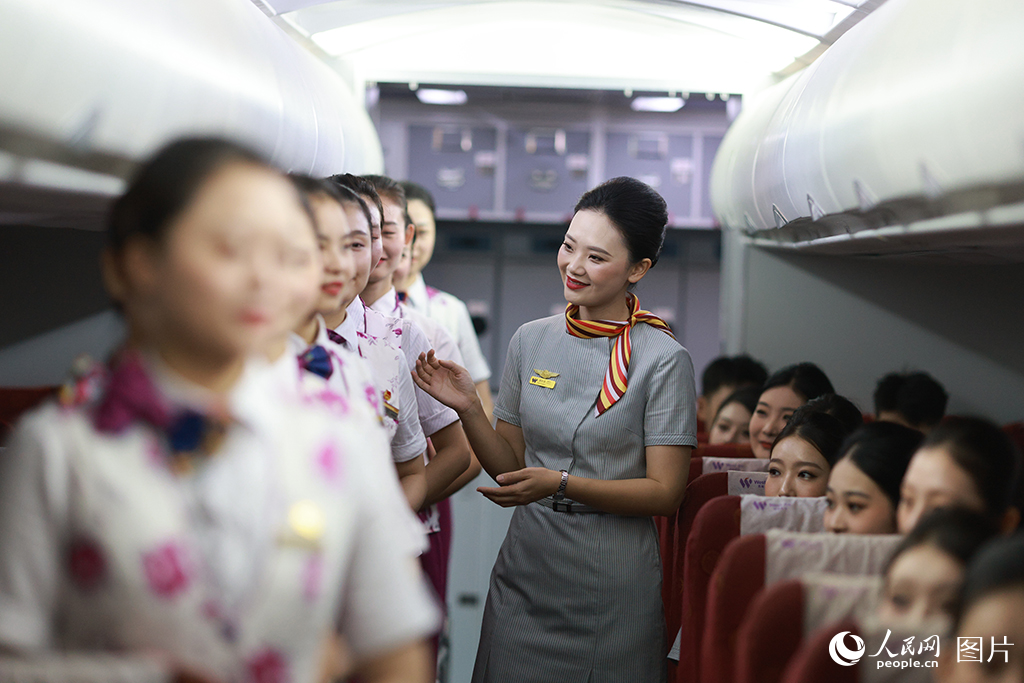 重庆:"空姐""动姐" 携手开展服务礼仪培训备战暑运