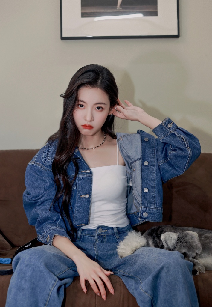 孙芮分享牛仔造型写真 性感帅气兼具甜酷十足