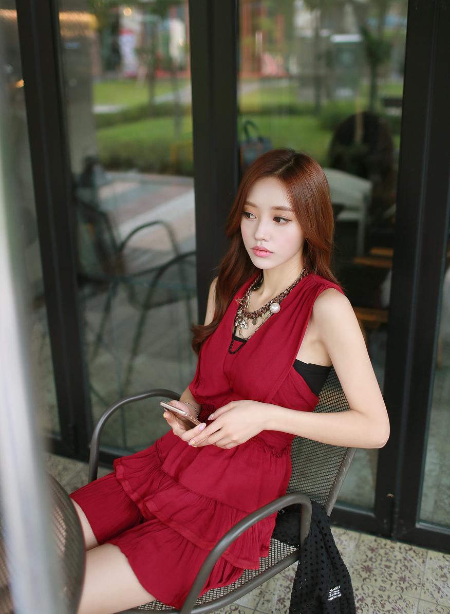 孙允珠之夏日性感可爱v领荷叶套裙