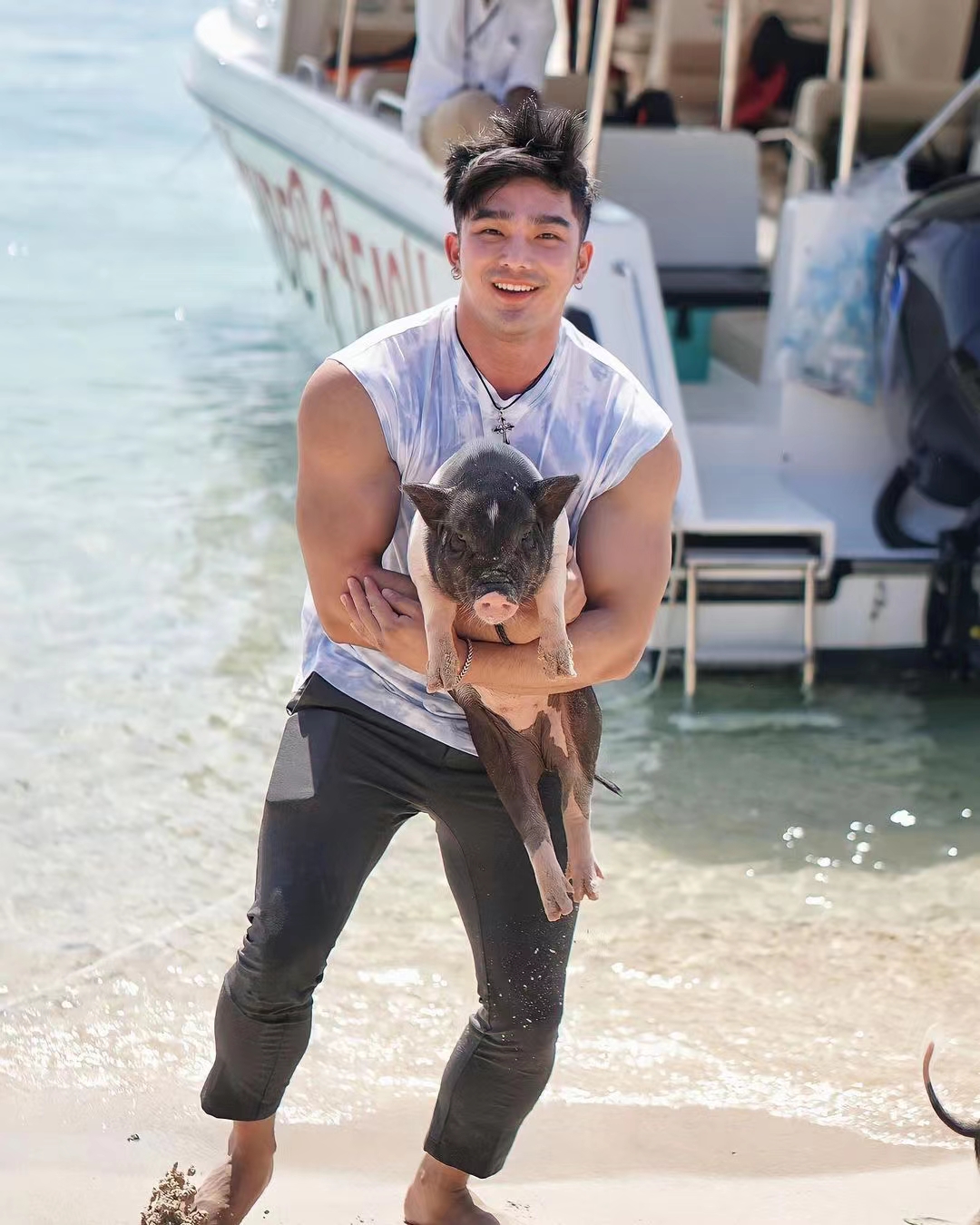 好魁梧的肌肉男,帅气有颜的他,爱在镜头前抛头露面,尽显男友力