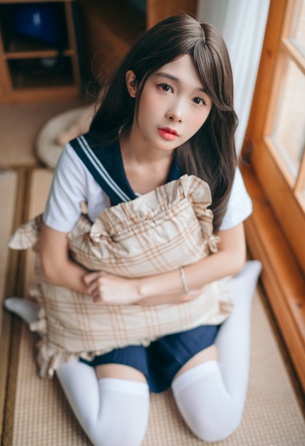 超高颜值美女,很喜欢玩偶,这组写真美极了